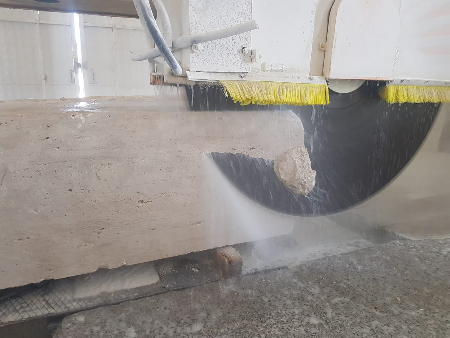 Cutting process of Mirlo travertine stone bathtub carved from a solid block using industrial stone saw