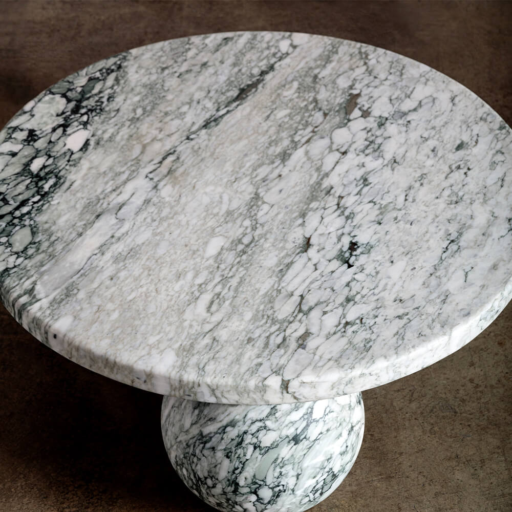Top view of Piccolo Arabescato marble coffee table with spherical base