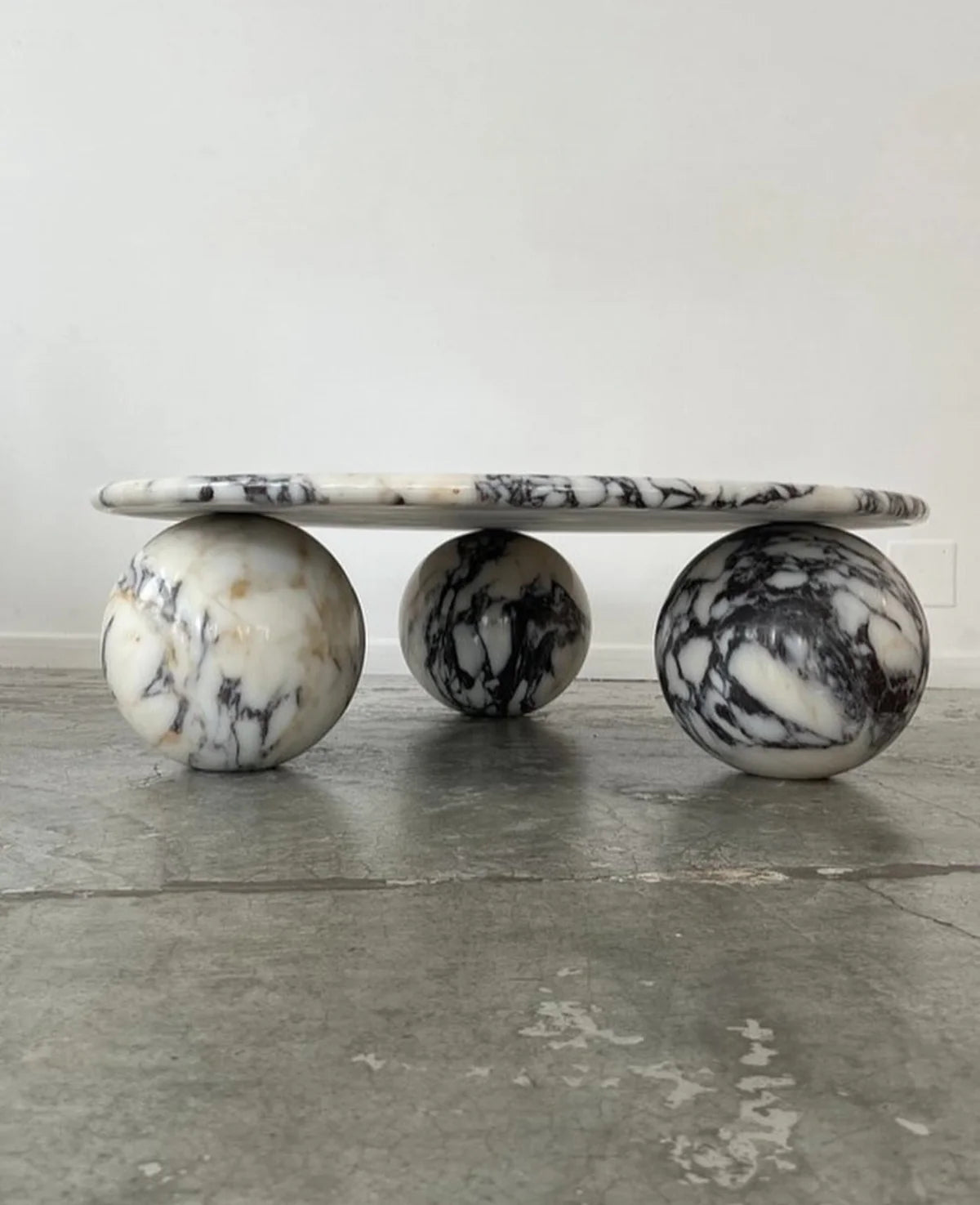 Arabescato marble Piccolo coffee table with sculptural sphere base