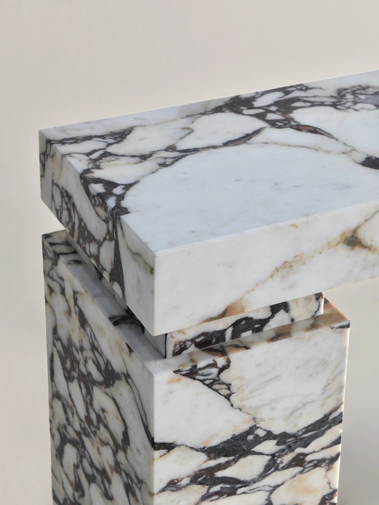 detail of Arabescato marble on Stella console table in natural stone